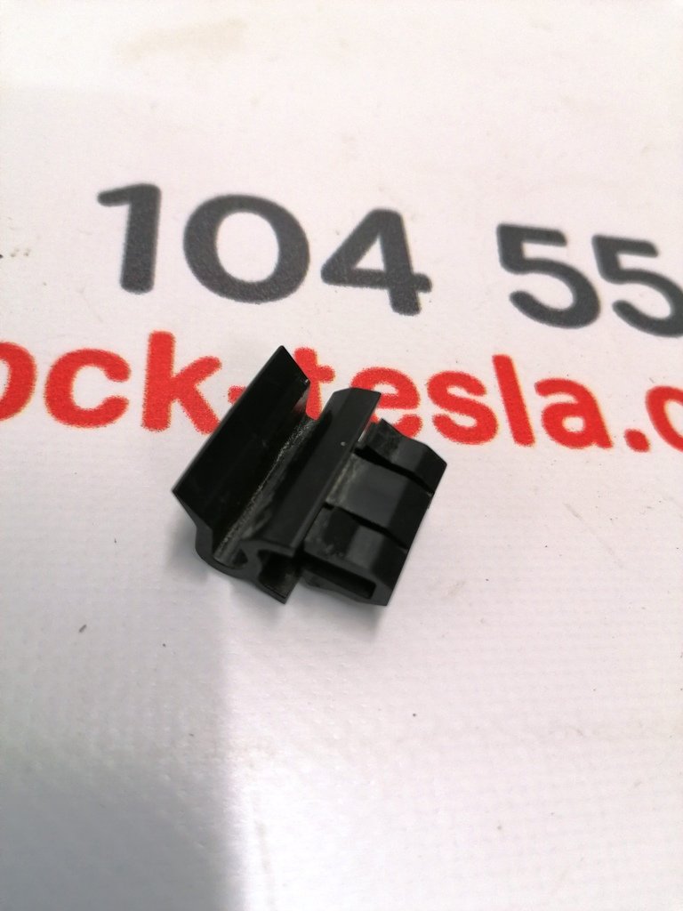 1 Klips do mocowania przedniego bagażnika (koryta) do błotnika Tesli Model 3 1472872-00-B